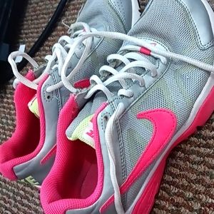 Size 4 nike tennis shoes